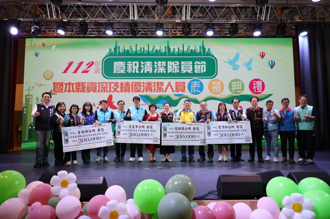 县长颁发111年度推动执行机关加强资源回收工作绩效考核绩优奖之公所。(图/花莲县环境保护局提供)