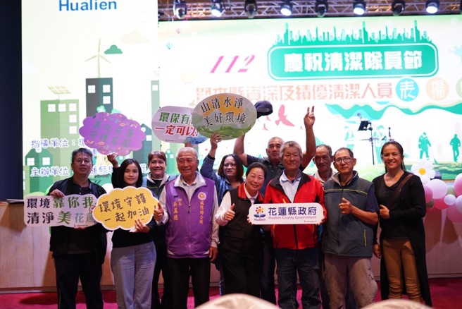 县长与首长及清洁队员合影。(图/花莲县环境保护局提供)

