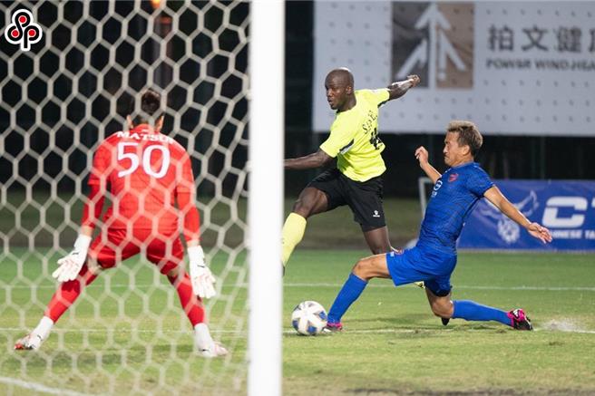 中华男足在世足资格赛以0比1惜败马来西亚，同时也是大马首次于台北田径场夺胜，然而比赛场地的草皮破败也遭外界批评。(本报资料照片)