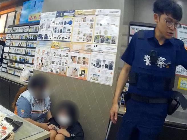 高雄三民区一名19岁黄姓女子遇上「爱情诈骗」遭恐吓，吓得躲进超商不断哭泣，所幸警方到场戳破诈骗集团手法，才让黄女安心。（警方提供／任义宇高雄传真）