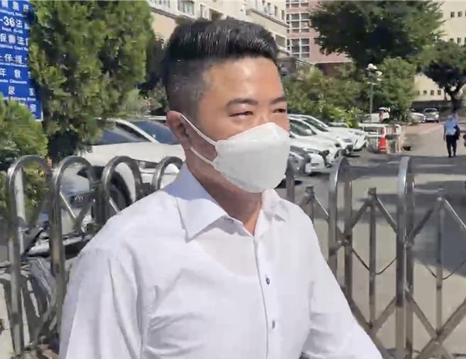 國民黨台中市第二選區立委參選人顏寬恒，因涉貪污、竊佔國有地等，今年4月26日遭台中地檢署起訴，台中地方法院23日開庭審理，顏寬恒庭訊後發出聲明，強調「繼續捍衛自身清白」。（民眾提供／王煌忠台中傳真）