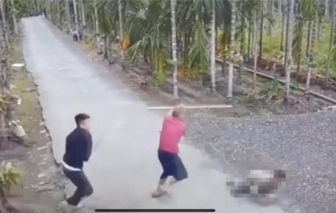 屏东内埔乡19日发生一起惊悚砍人案，54岁杨男疑因与49岁吕男有债务纠纷，而持西瓜刀要去找对方理论，不料却遭对方与其亲友持锄头、竹竿殴打，双方4人互殴成伤。（翻摄画面／谢佳潾屏东传真）