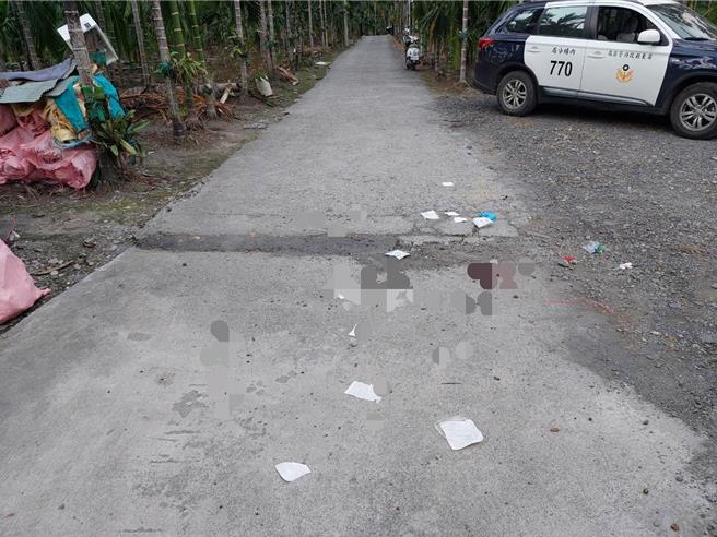 屏东内埔乡19日发生一起惊悚砍人案，54岁杨男疑因与49岁吕男有债务纠纷，而持西瓜刀要去找对方理论，不料却遭对方与其亲友持锄头、竹竿殴打，双方4人互殴成伤。（警方提供／谢佳潾屏东传真）