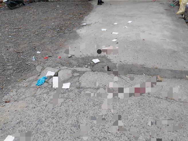 屏东内埔乡19日发生一起惊悚砍人案，54岁杨男疑因与49岁吕男有债务纠纷，而持西瓜刀要去找对方理论，不料却遭对方与其亲友持锄头、竹竿殴打，双方4人互殴成伤。（警方提供／谢佳潾屏东传真）