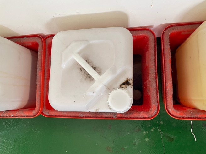 高科大建工校区实验室传出意外，2名学生疑似在倾倒实验废弃物时，突然发生瞬间闪燃，导致2名学生分别于手臂、额头脸颊烧伤送医，所幸伤势轻微意识清楚，均由救护人员送医治疗中。（民眾提供／任义宇高雄传真）