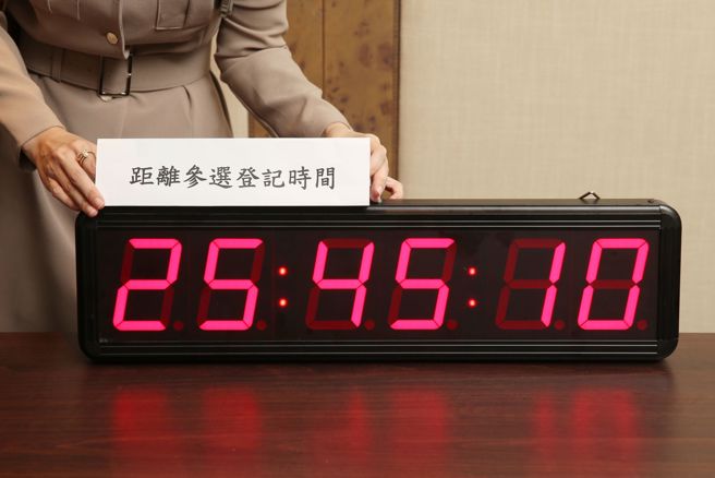 民眾黨總統參選人柯文哲與鴻海創辦人郭台銘23日一同在君悅飯店設立第三地會談場地，邀請國民黨總統參選人侯友宜前來與會，並在會場外設立兩個計時器，一個是距離參選登記時間，另一個則是柯文哲與郭台銘等待侯友宜前來與會的時間。（杜宜諳攝）