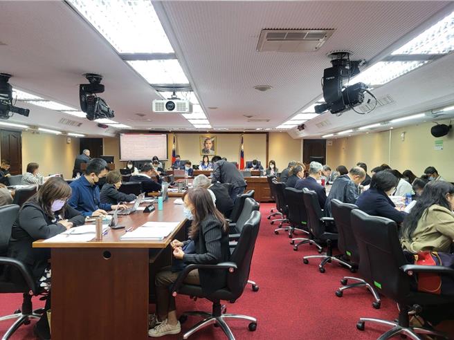 立法院卫环委员会今逐条审查民眾党团拟具的《数位医疗发展条例》草案。（林周义摄）