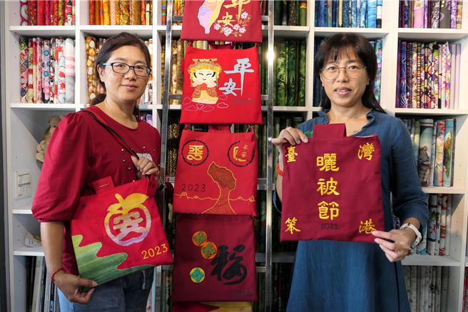 「台灣拼布藝術節」將於25日在雲林縣北港鎮登場，主辦人周秀惠（右）邀民眾曬被踩街平安「袋」著走。（張朝欣攝）