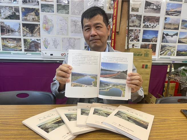 61歲的黃建義是桃園大溪大房豆干家族後代，他出版新書《大溪遊記Ⅱ》紀錄家鄉美好。（呂筱蟬攝）