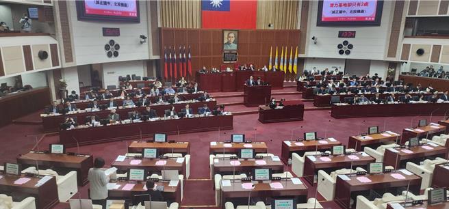 台北市议会今(23)日展开总质询，白营台北市议员黄瀞莹质疑台北市长蒋万安的社会住宅议题推进缓慢，更指国防部位在北市信义区的大我新舍可立即提供千户住屋单位，北市府却不积极沟通。(黄敬文摄)