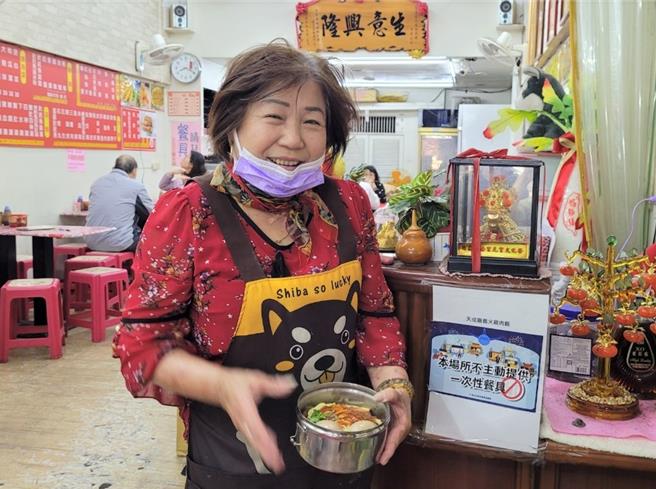 新北市环保局于「新庄庙街夜市」举办「环保夜市大作战 自备优惠飨美食」活动，由夜市摊商共同响应环保政策。（新北市环保局提供／刘玮晴新北传真）