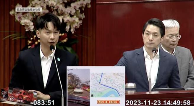 台北市議員陳宥丞送台北市長蔣萬安一台玩具車表示，內湖交通壅塞問題仍未獲解決，希望蔣市府不要把交通問題當兒戲。（摘自台北市議會直播）