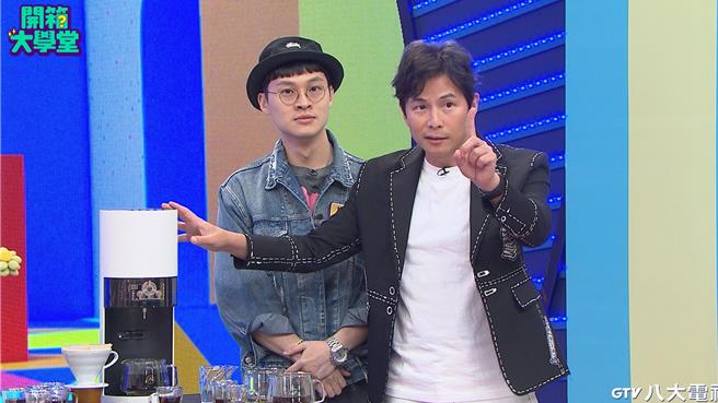 孙协志（右）邀杨升达上节目开箱好物。（八大提供）