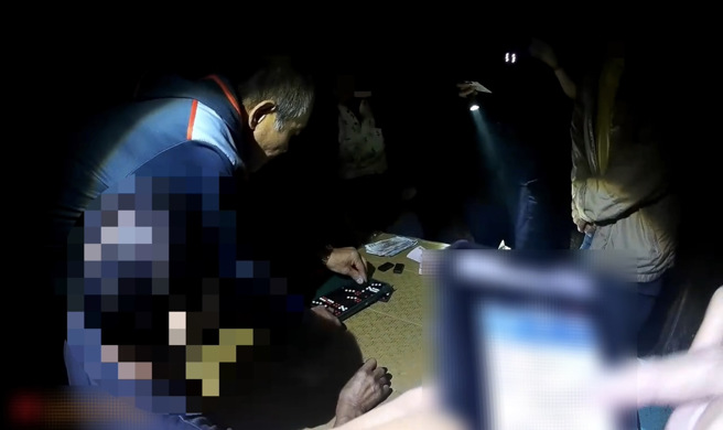 員警於現場將五人逮捕並查扣天九牌賭具、骰子10顆及賭資現金13萬元。（翻攝畫面）