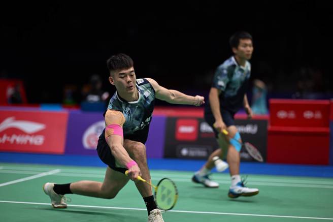 王齐麟（前）和搭挡李洋晋级大陆深圳大师赛男双8强。（资料照／Badminton Photo提供）