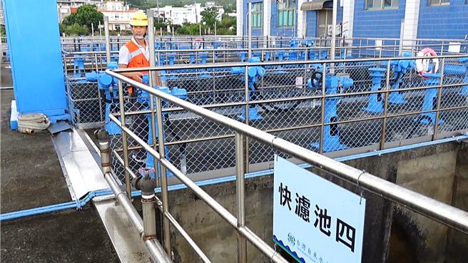 台东利嘉净水厂运用取水口至净水厂逾50公尺的水位高低差进行发电，再将电力出售台电。（萧嘉蕙摄）