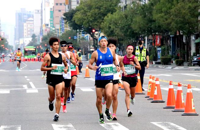 如经赛事区域，请耐心配合警方及赛事工作人员指引改道或优先礼让选手通过。（图片来源：高雄市运动发展局提供）