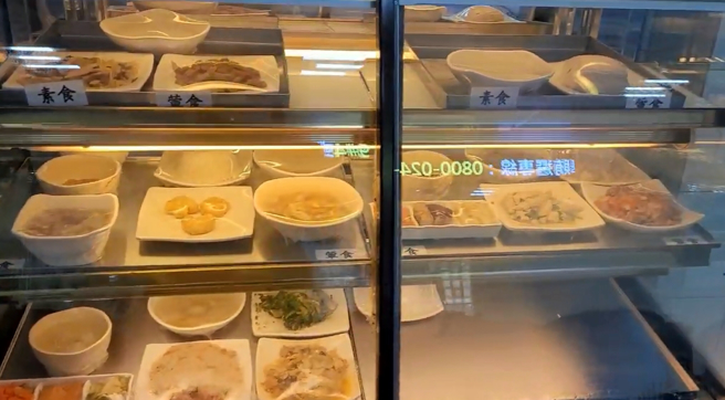 台北看守所受刑人伙食展示柜。(游定刚拍摄)