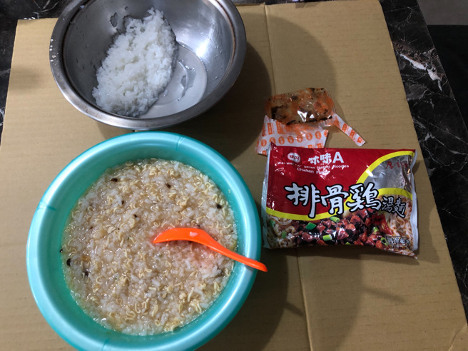 受刑人很喜欢把泡麵捏碎加入稀饭来吃。(游定刚拍摄)