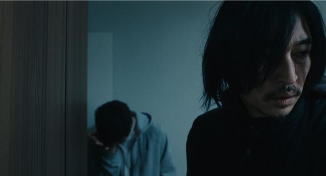 洼冢洋介饰演的哥哥为了保护弟弟洼田正孝鼓起勇气踏出家门。（华映提供）