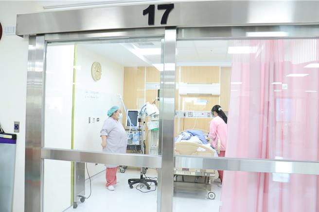 当过4届彰化县田尾乡民代表的74岁男子邱德城日前在田间因急性心肌梗塞昏迷、心跳停止，被送医经紧急心导管手术及16天加护病房低温疗法等治疗，恢復意识，转往一般病房休养。（卫福部彰化医院提供／孙英哲彰化传真）