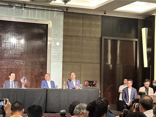 国民党三人被晾在台上尷尬，台下气氛火爆。（周毓翔摄）