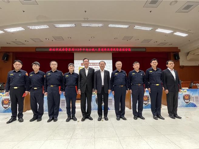 黃明昭表揚黃明昭（左六 ）表揚執行掃黑專案有功分局。（王揚傑攝）