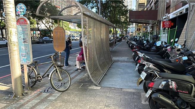 基隆市仁一路台电营业处前的公车亭，发生民眾绊倒受伤意外，台电承诺将儘快修改认养公车亭的边角，并放置三角锥，以维护行人行走空间。（翻摄照片／张志康基隆传真）