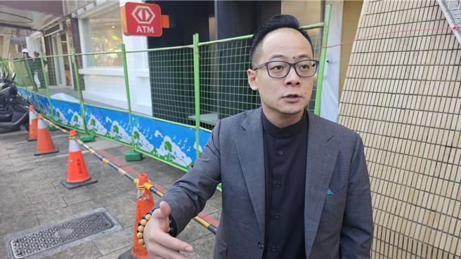 基隆市议长童子玮表示，请台电协助在公车亭后放置三角锥，禁止机车停放在人行道上，以免阻碍行人通行。（翻摄照片／张志康基隆传真）