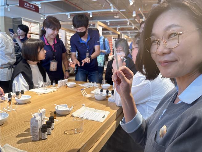 在知本地区工作的许小姐说，第1次认识七里香不同部位的味道及不同特性。（蔡旻妤摄）