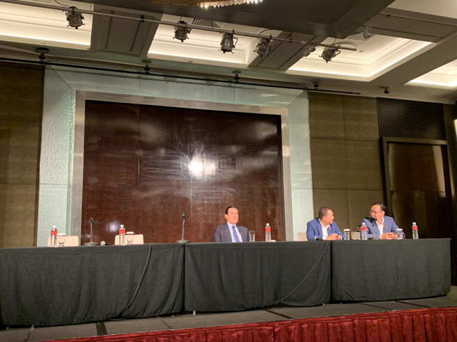 在野阵营整合期限进入倒数，在民眾党总统参选人柯文哲邀请下，鸿海创办人郭台铭已抵达君悦饭店，国民党总统参选人侯友宜（右二）在前总统马英九（左）、国民党主席朱立伦（右）陪同下抵达等候柯侯。预计稍后将由柯文哲、郭台铭、侯友宜在25楼2538房内进行三方会谈。（邓博仁摄）