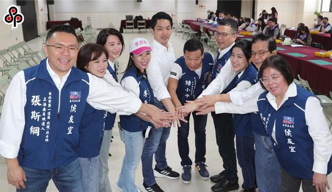 台北市第1选区士林、北投泛蓝分裂，有意参选的国民党议员张斯纲、新党议员侯汉廷昨(22)日中午讨论整合方案破局，张斯纲(图左一)随即在今(23)日与北市其余7名立委参选人一同登记参选。（本报资料照）