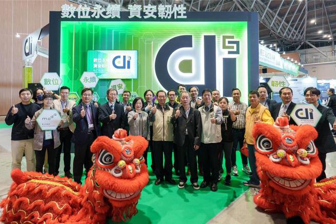 数位发展部数位产业署黄雅萍主任秘书（前排左四）与中山大学产发中心林根煌主任（前排左三）等人，23日为数位永续X资安韧性主题馆揭幕。（图：中山大学产发中心提供）