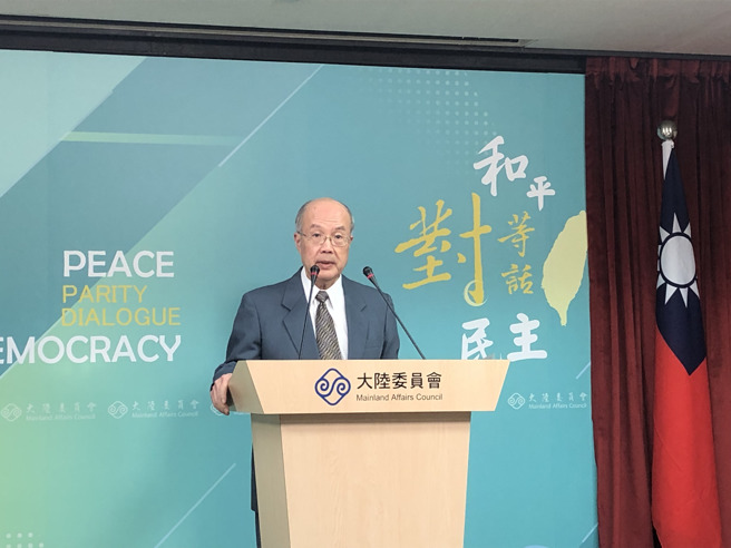 行政院院會今通過大陸來台學位生納入健保照顧案，陸委會副主委詹志宏23日下午主持例行記者會表示，年輕族群一般情形下所需的醫療支出大約是所繳保費的7成，對健保財務應有所挹注。（朱紹聖攝）