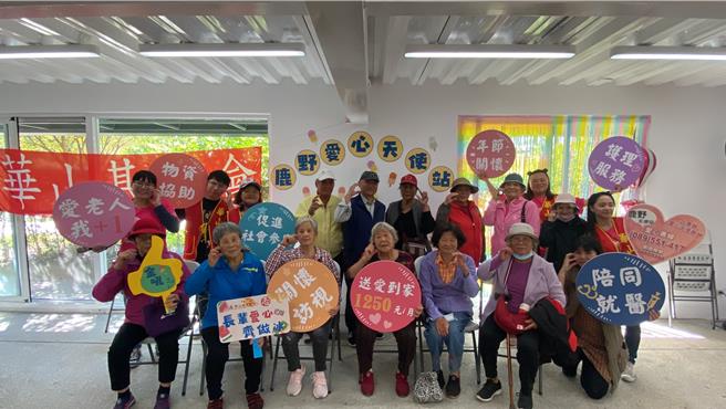 华山基金会鹿野爱心天使站今天邀请11位长辈与在地爱心人士一起在鹿野高台春一枝体验制冰。（蔡旻妤摄）
