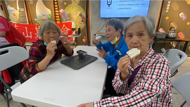 华山基金会鹿野爱心天使站今天邀请11位长辈与在地爱心人士一起在鹿野高台春一枝体验制冰。（蔡旻妤摄）