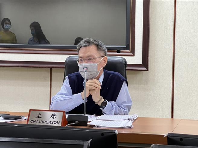 10月工業生產指數年減2.32％，拉出連17黑，經濟部統計處副處長黃偉傑說明持續衰退原因。(王玉樹攝)