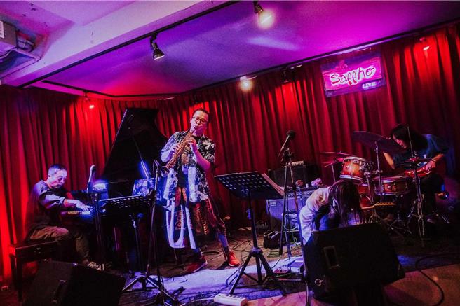 以「Free Jazz」（自由爵士）为主题，第五届台湾国际即兴音乐节11月24、25日将于台北新光音乐厅、玉成戏院开跑。图为萨克斯风演奏家谢明谚担任这次的音乐总监。（尼可乐表演艺术提供／李欣恬台北传真）
