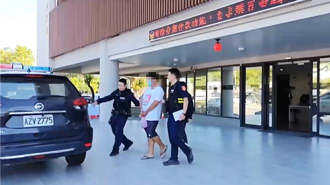 台东市某餐酒馆今凌晨发生聚眾斗殴，3名男子不满餐费比预期高出近200元，持椅子殴打柜台人员，警方获报陆续将3男子查缉到案。（台东县警察局提供／萧嘉蕙台东传真）