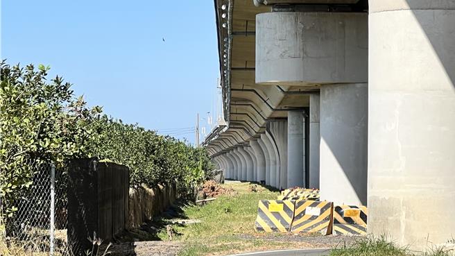 连接台南市山海区的台84线快速道路，麻豆区是其途经人口最多的行政区，然而却有长达2公里的路段，位于西寮遗址敏感地带，桥下始终无法开辟道路。（张毓翎摄）