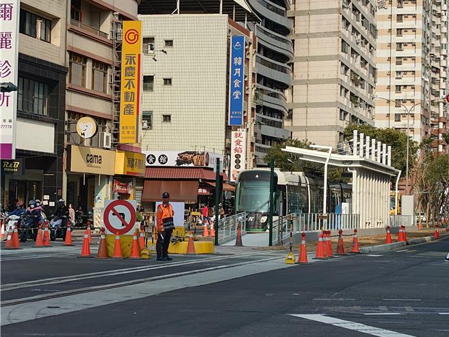 高雄环状轻轨将于明年元旦通车试营运，目前正加紧进行各项行车测试。（任义宇摄）