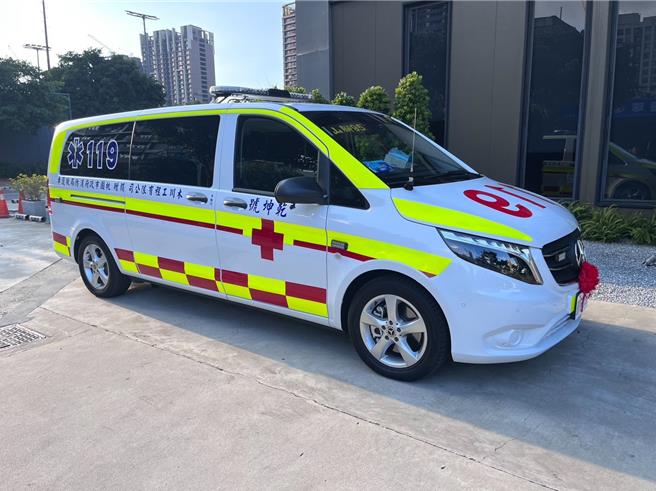 木川工程有限公司今捐赠1辆救护车给山脚消防分队。（山脚分队提供／陈梦茹桃园传真）