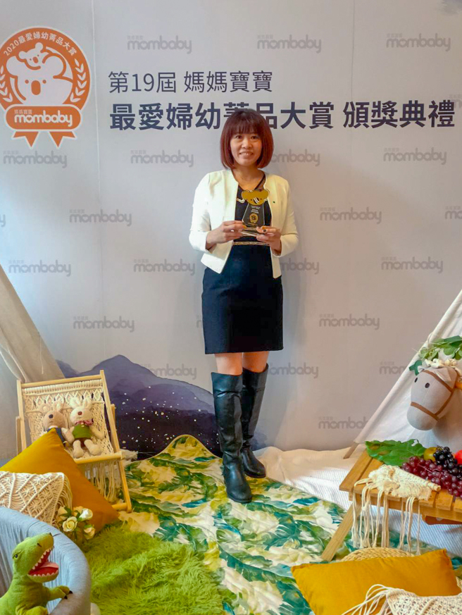 鸡极本味的产品连年获得《妈妈宝宝》杂志最爱妇幼菁品大赏肯定。图为行销总监林婷仪2020年领奖。（图／鸡极本味提供）