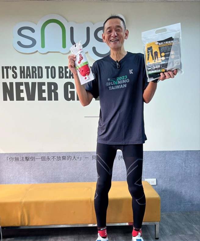 日本超马运动员关家良一开始环臺长跑前，先到sNug给足呵护买厚底运动绷带袜、加压机能裤等装备。（图／斯杰利提供）