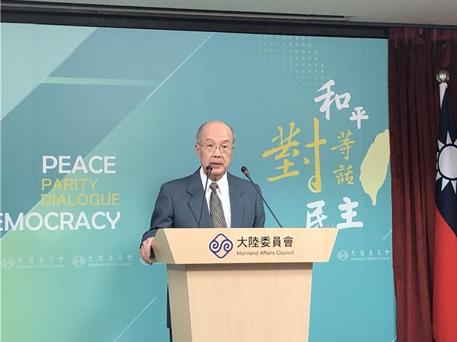 陸委會副主委詹志宏23日在例行記者會表示，組團赴陸每日限額2000人的評估意見是由交通部所提出，相信交通部會在明年春節前依照新的整體情勢評估。（朱紹聖攝）