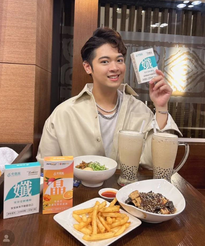 網紅簡丹不簡單自認是吃貨，輕孅粉讓他吃得開心。（圖／取自簡丹不簡單IG）
