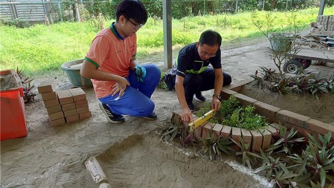 「全国高级中等学校技艺竞赛」农事类成绩出炉，台中市教育局23日表示，雾峰农工勇夺造园景观职种金手奖。（台中市教育局提供／陈淑娥台中传真）