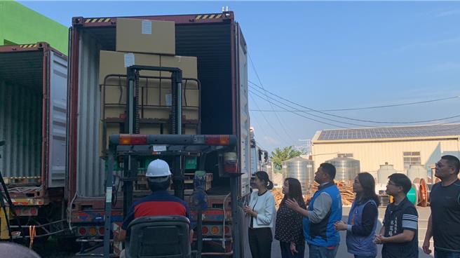 南投县政府23日举行茶叶外销大陆装柜仪式，县长许淑华(左)亲自见证自己签下10亿大陆订单首批农产出货装柜仪式。曾雪蒨摄