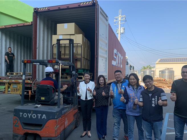 南投县政府23日举行茶叶外销大陆装柜仪式，县长许淑华(左)亲自见证自己签下10亿大陆订单首批农产出货装柜仪式。曾雪蒨摄