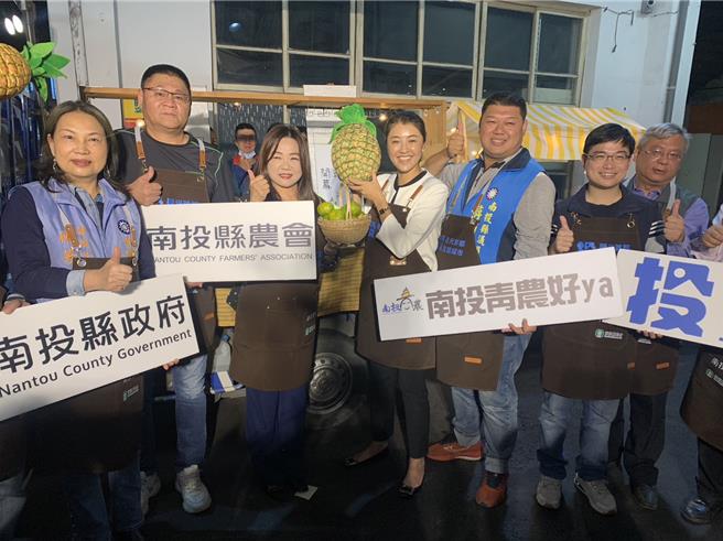 南投县政府23日举行茶叶外销大陆装柜仪式，县长许淑华(右三)亲自见证自己签下10亿大陆订单首批农产出货装柜仪式。曾雪蒨摄